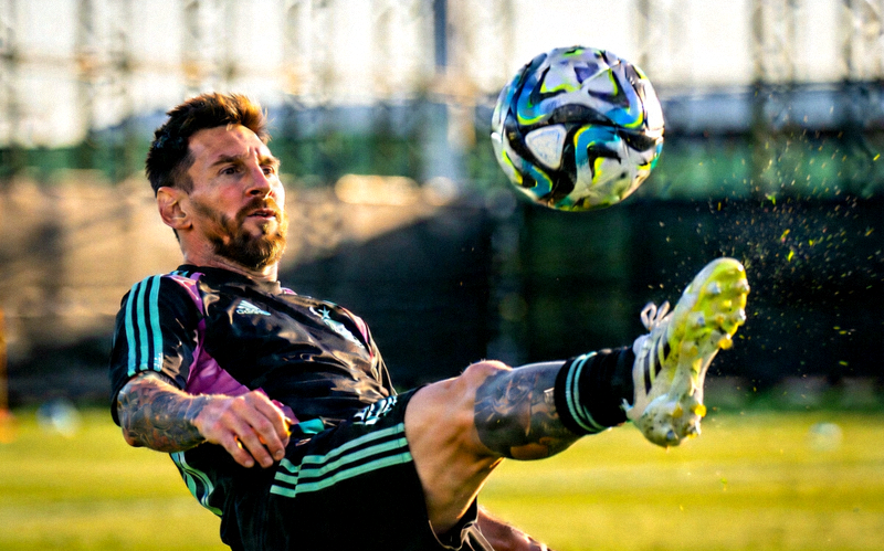 梅西在训练中练习任意球的特写镜头